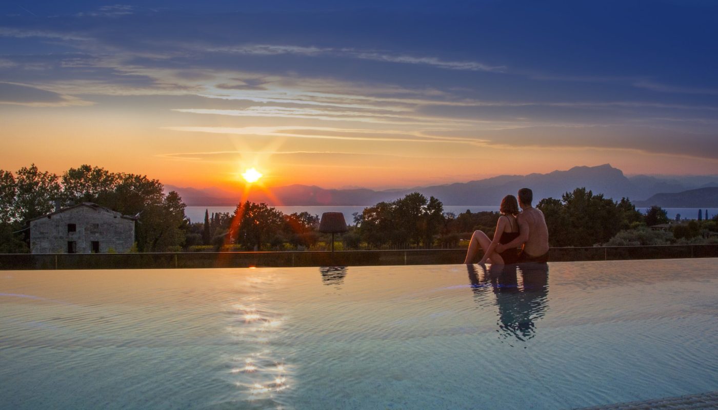 den_sonnenuntergang_am_pool_geniessen_quellenhof_luxury_resort_lazise
