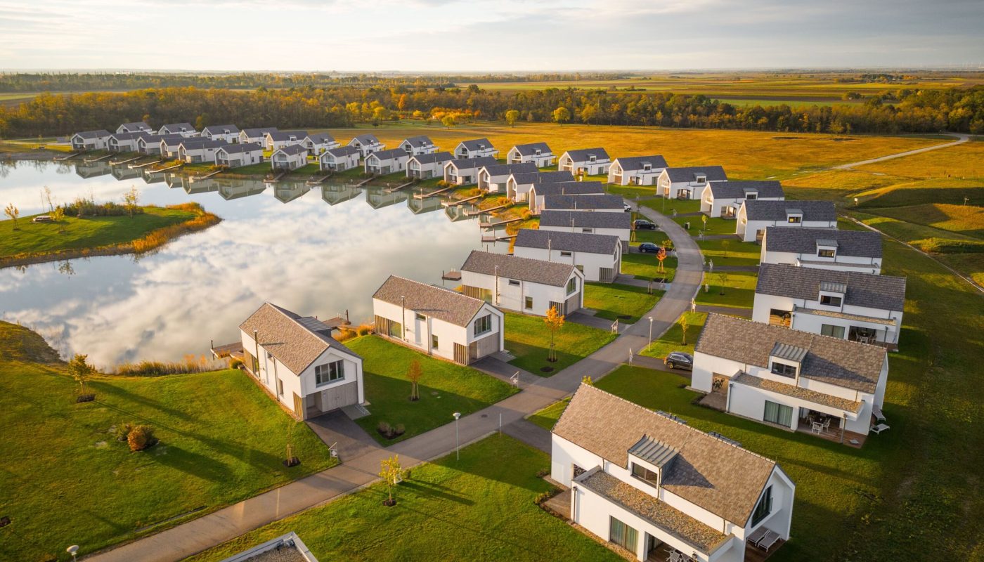 herbstliche_ansicht_der_residenzen_am_see_vila_vita_pannonia