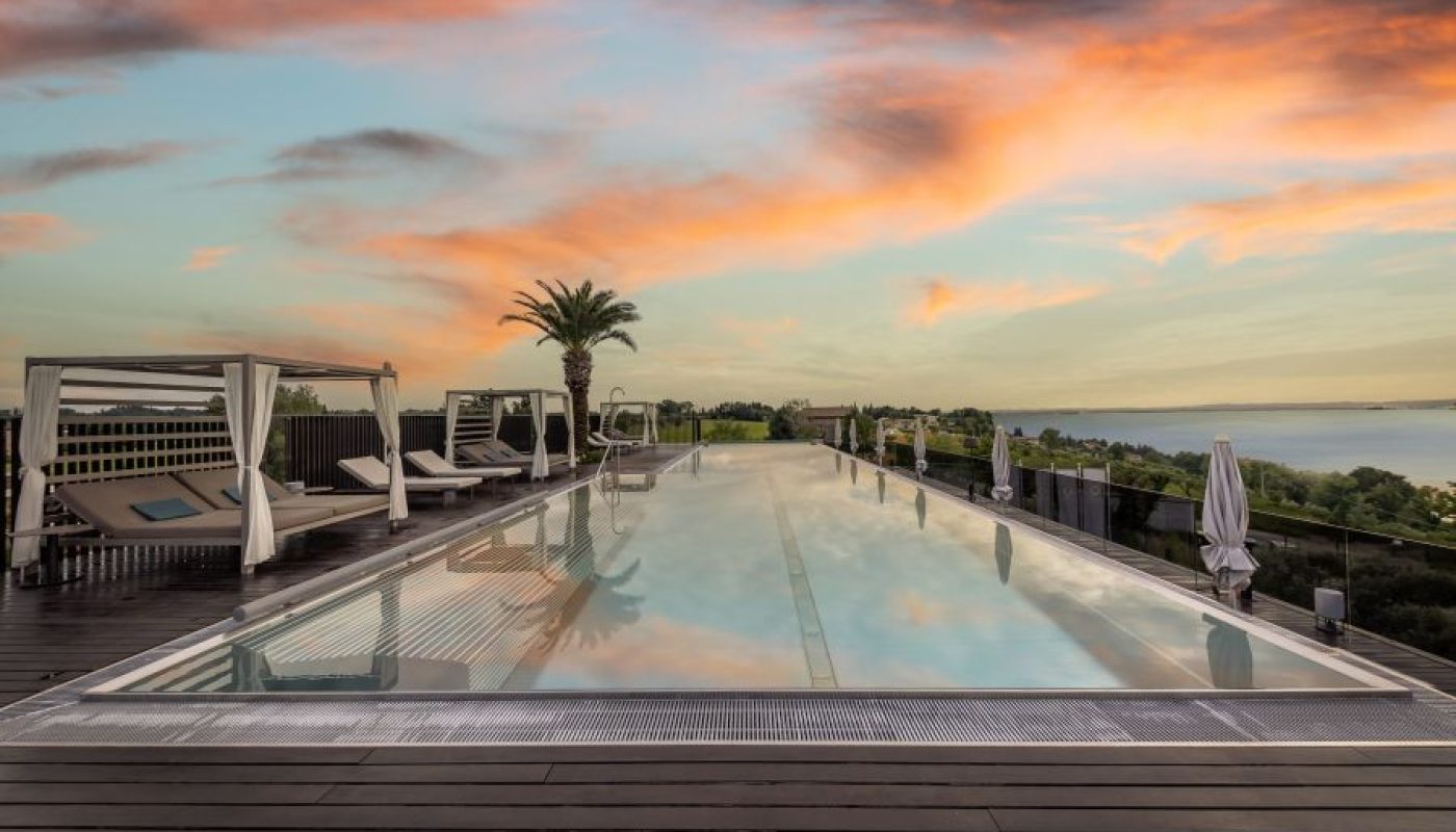 pool_mit_blick_auf_den_gardasee_quellenhof_luxury_resort_lazise